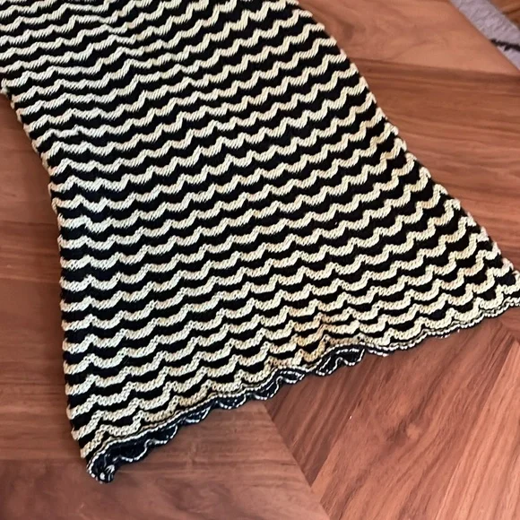 Zara Knit Two Piece Black and Yellow Scallop Striped Outfit - Picture 4 of 7